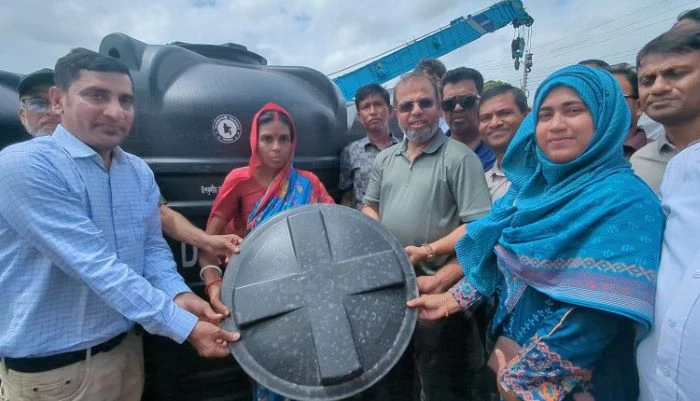 মোংলায় সুপেয় পানির সংকট নিরসনে ৩ শতাধিক পরিবার পেল পানির ট্যাংক